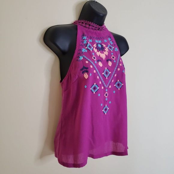 NEW ABOUT A GIRL Tops - New About A Girl Fuchsia Lace Choker Neck Embroidery Sleeveless Top Size S
